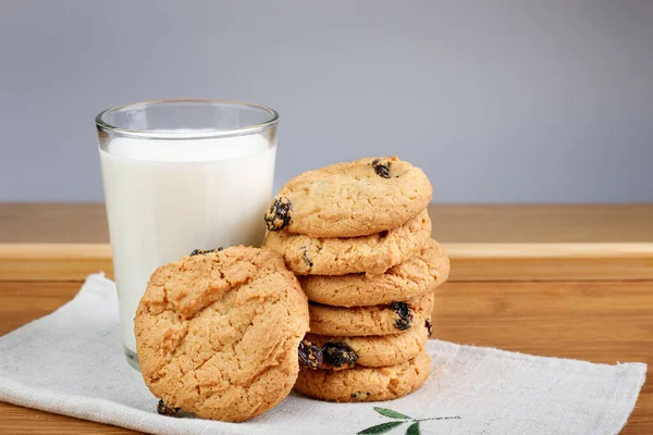 Bicchiere Latte Biscotti Con Uvetta Vassoio Legno — Foto Stock