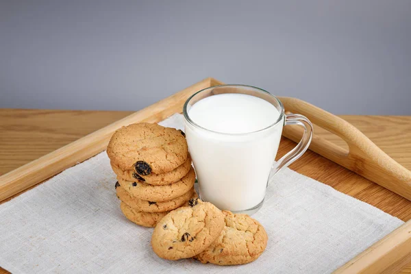Чашка Молока Печенье Изюмом Деревянном Подносе — стоковое фото