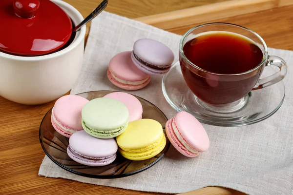 Multicolored Macaroons Cup Tea Wooden Tray Morning Tea Sweets — Stock Photo, Image