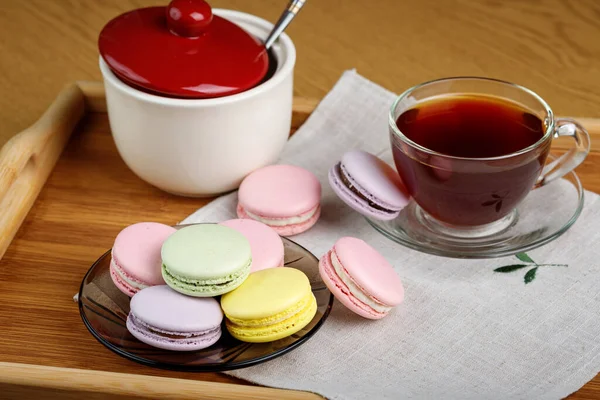 Macarrones Multicolores Una Taza Una Bandeja Madera Mañana Dulces — Foto de Stock