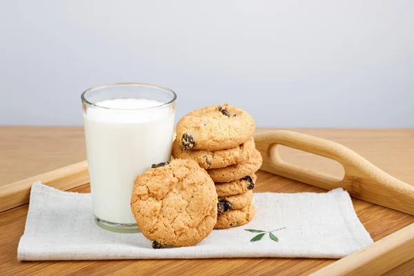 Bicchiere Latte Biscotti Con Uvetta Vassoio Legno — Foto Stock