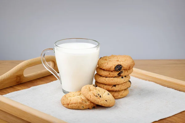 Tasse Lait Biscuits Aux Raisins Secs Sur Plateau Bois — Photo