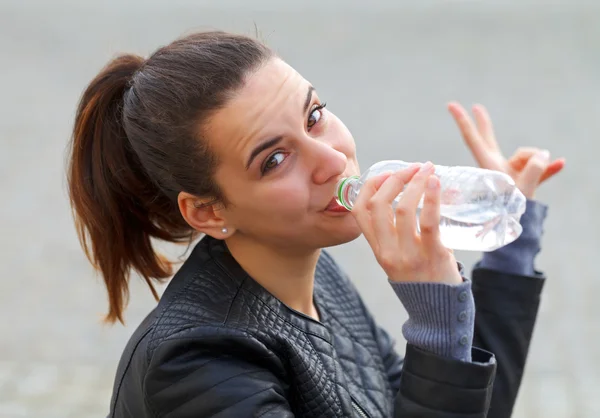 Durstige junge Frau — Stockfoto