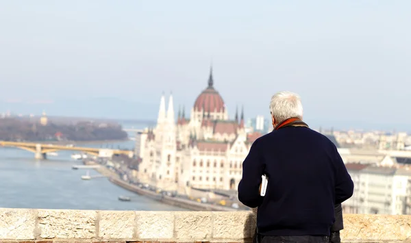 一名男子参观布达佩斯 — 图库照片