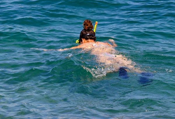 Una ragazza che fa snorkeling — Foto Stock