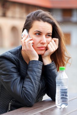 endişeli genç kadın