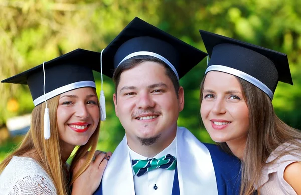 Happy Graduating Studenten — Stockfoto