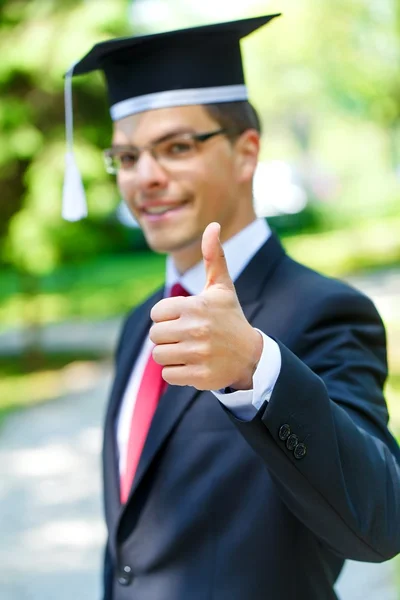 Щасливі graduateing студент — стокове фото