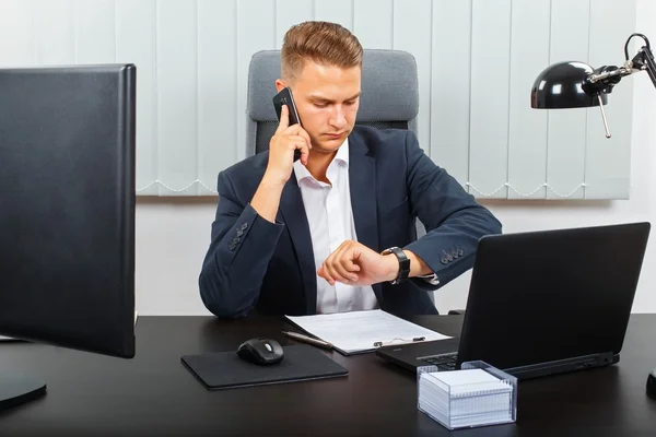 Frustrerad affärsman i tjänst — Stockfoto