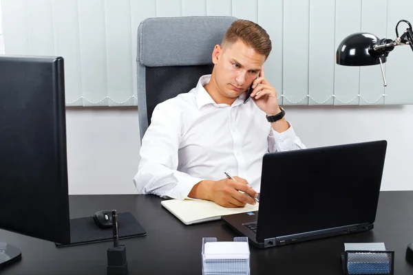 Pratar i telefon — Stockfoto