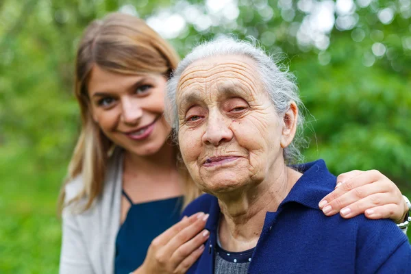 Dumny uśmiechający się babcia — Zdjęcie stockowe