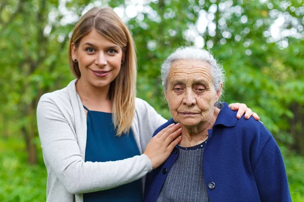 Cuidado de ancianos en el hogar —  Fotos de Stock