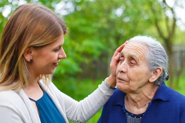 Zeit mit Oma verbringen — Stockfoto