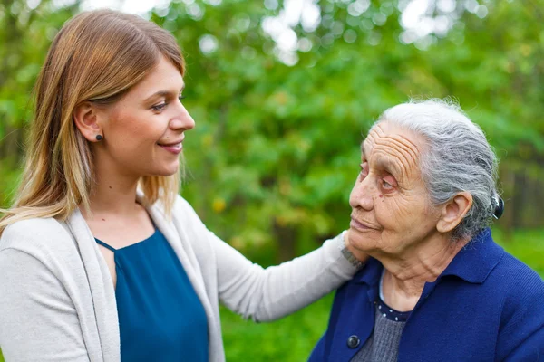 Pasar tiempo con la abuela — Foto de Stock