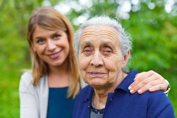 Tijd doorbrengen met oma — Stockfoto