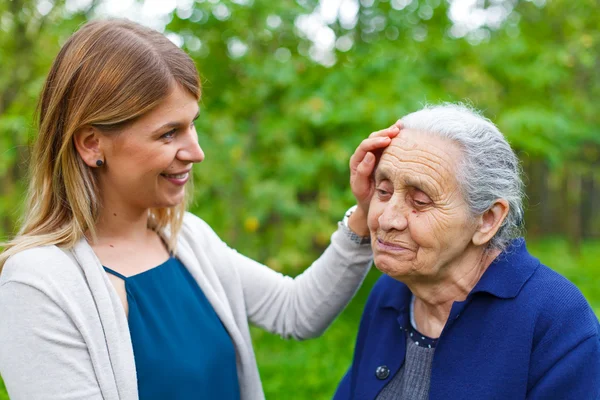 Passer du temps avec grand-mère — Photo