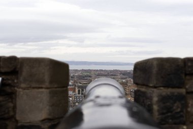 Edinburgh kalesinde eski bir siyah top resmi.