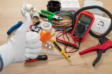 Elektrikçi ihtiyaçları için aletler: çoklu ölçer, voltaj testçileri, tel sökücüler, pense,