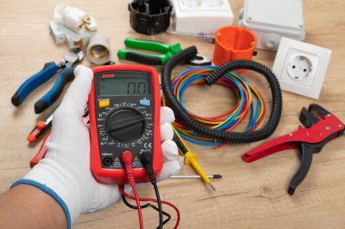 Elektrikçi ihtiyaçları için aletler: çoklu ölçer, voltaj testçileri, tel sökücüler, pense,