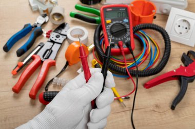 Elektrikçi ihtiyaçları için aletler: çoklu ölçer, voltaj testçileri, tel sökücüler, pense,