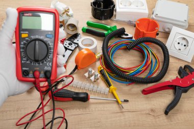 Elektrikçi ihtiyaçları için aletler: çoklu ölçer, voltaj testçileri, tel sökücüler, pense,