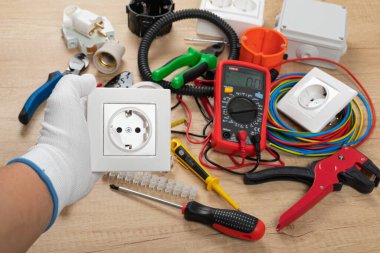 Elektrikçi ihtiyaçları için aletler: çoklu ölçer, voltaj testçileri, tel sökücüler, pense,
