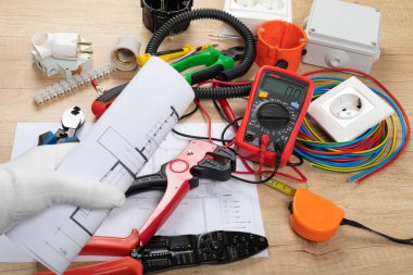 Elektrikçi ihtiyaçları için aletler: çoklu ölçer, voltaj testçileri, tel sökücüler, pense,