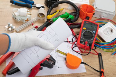 Elektrikçi ihtiyaçları için aletler: çoklu ölçer, voltaj testçileri, tel sökücüler, pense,