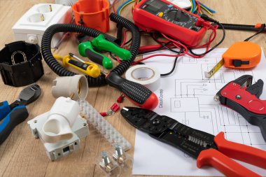 Elektrikçi ihtiyaçları için aletler: çoklu ölçer, voltaj testçileri, tel sökücüler, pense,