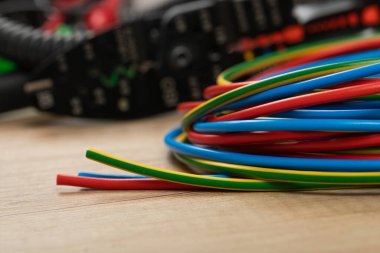 Elektrikçi ihtiyaçları için araçlar: voltaj testçileri, tel sökücüler, pense, kablolar,