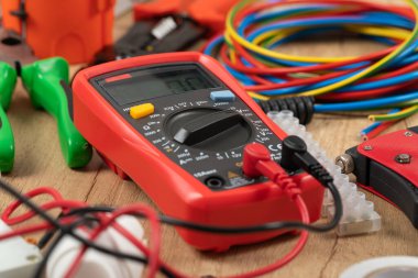 Elektrikçi ihtiyaçları için aletler: çoklu ölçer, voltaj testçileri, tel sökücüler, pense,