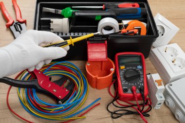 Elektrikçi ihtiyaçları için aletler: çoklu ölçer, voltaj testçileri, tel sökücüler, pense,