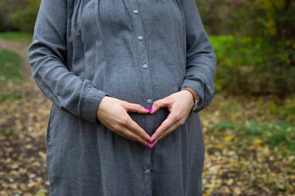 Detailní Záběr Těhotné Břicho Bouli Třetím Trimestru Matka Ukazuje Symbol — Stock fotografie