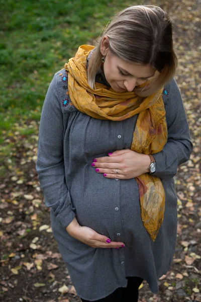 Retrato Una Encantadora Mujer Caucásica Embarazada Tercer Trimestre Pasando Tiempo —  Fotos de Stock
