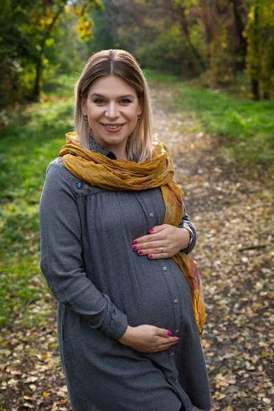 Porträtt Charmig Gravid Kaukasisk Kvinna Tredje Trimestern Tillbringar Tid Utomhus — Stockfoto