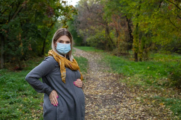 Krásná Těhotná Žena Parku Nosí Chirurgickou Masku Kvůli Globální Pandemii — Stock fotografie