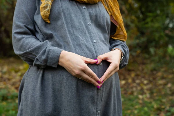 Close Imagem Barriga Grávida Colisão Terceiro Trimestre Mãe Mostrando Símbolo — Fotografia de Stock