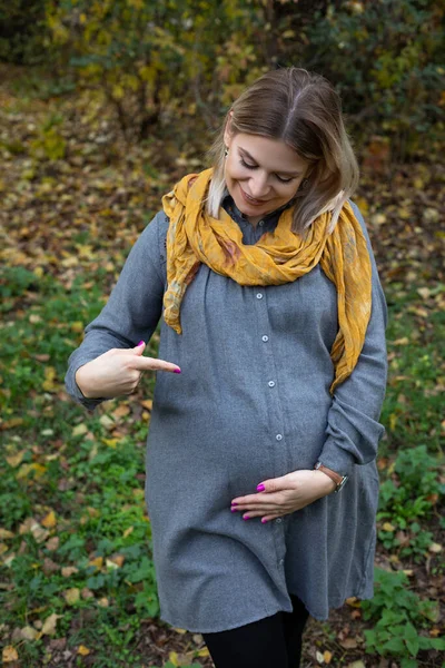 Retrato Una Encantadora Mujer Caucásica Embarazada Tercer Trimestre Pasando Tiempo — Foto de Stock