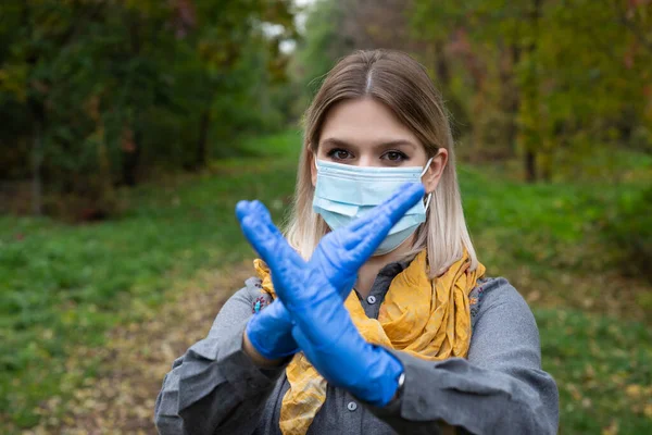 Ritratto Donna Caucasica Con Maschera Guanti Che Mostrano Segni Stop — Foto Stock