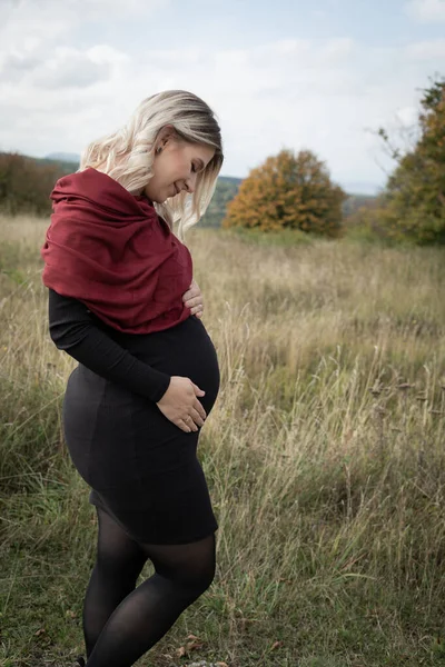 三季度 中迷人的白俄罗斯孕妇在秋天户外度过的肖像 — 图库照片