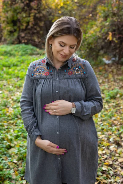 三季度 中迷人的白俄罗斯孕妇在秋天户外度过的肖像 — 图库照片