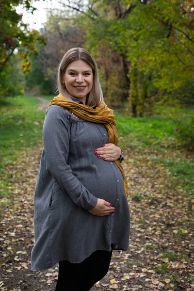 Porträtt Charmig Gravid Kaukasisk Kvinna Tredje Trimestern Tillbringar Tid Utomhus — Stockfoto