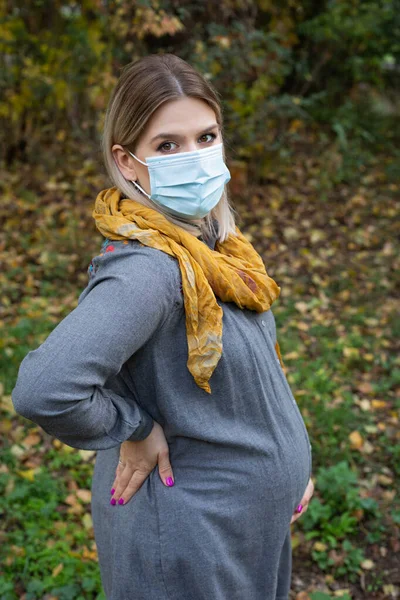 Krásná Těhotná Žena Parku Nosí Chirurgickou Masku Kvůli Globální Pandemii — Stock fotografie