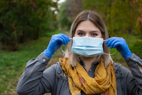 Portrét Bělošky Parku Jak Nasazuje Chirurgickou Masku Rukavice Kvůli Pandemii — Stock fotografie