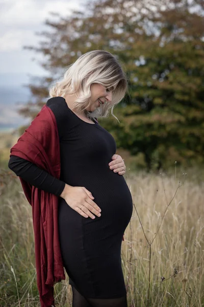 Mooie Zwangere Vrouw Met Zwarte Jurk Poseren Buiten Natuur — Stockfoto