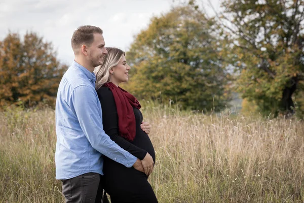 Gelukkig Stel Dat Wacht Bevalling Buiten Herinneringen Maakt Zwangerschap Foto — Stockfoto