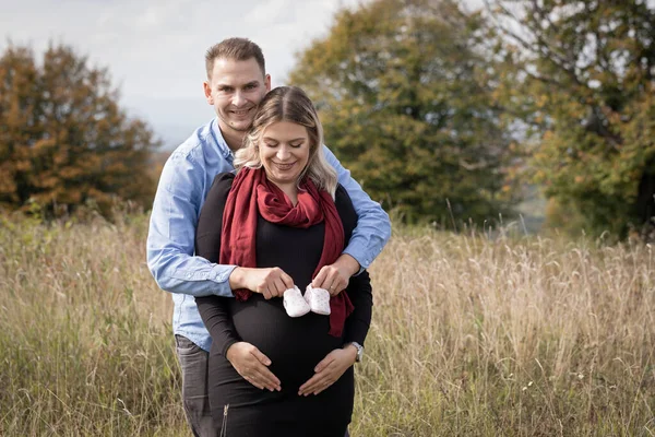 Casal Feliz Esperando Para Parto Fazendo Memórias Livre Fotografia Gravidez — Fotografia de Stock