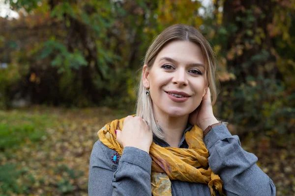 Portrait Young Beautiful Caucasian Woman Smiling Camera Outdoor Autumnal Scene — Stock Photo, Image