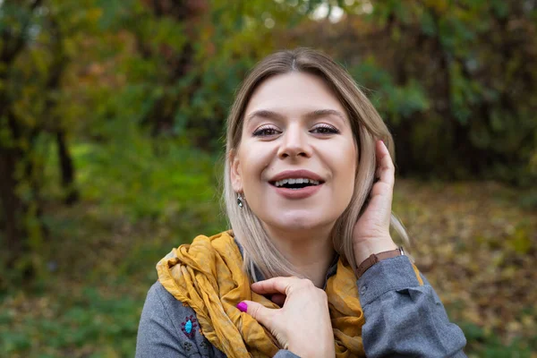 Portrét Mladé Krásné Bělošky Hledící Kameru Venku Podzimní Scéně — Stock fotografie