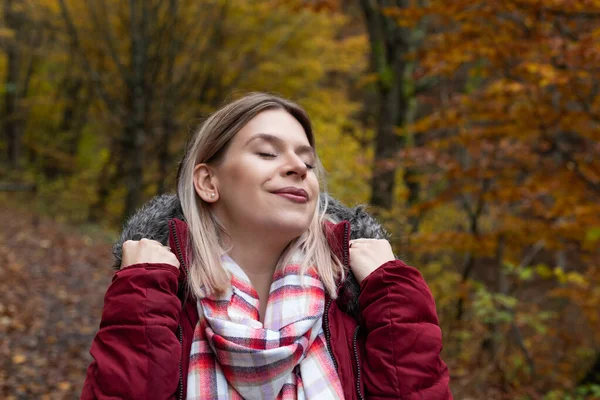 Jesienny Portret Atrakcyjnej Kobiety Pozującej Świeżym Powietrzu Kolorowa Natura Tle — Zdjęcie stockowe
